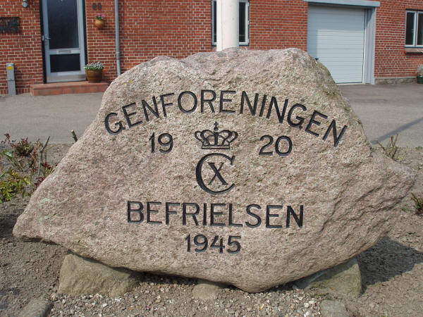 Befrielses- og genforeningssten i Adsbl by og sogn, 6300 Grsten