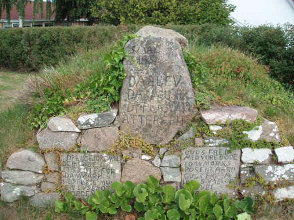Befrielsesminde på kirkepladsen i Bjerregrav by, Vester Bjerregrav sogn, Viborg kommune, 9632 Møldrup