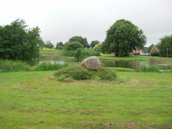 Anlgget med befrielsesstenen i Foulum, Viborg kommune