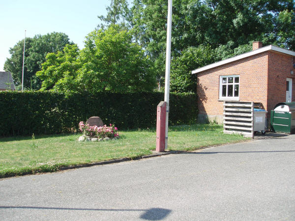 Placeringen af befrielsesstenen i Hollandsbjerg, Norddjurs kommune