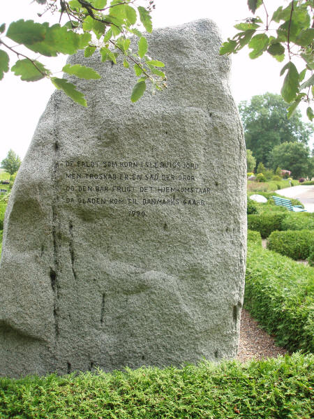 Vestsiden af genforeningsstenen på Brovst kirkegård, Jammerbugt kommune