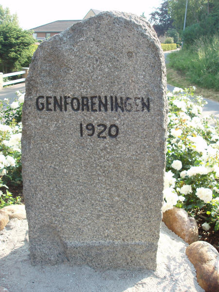 Genforeningssten i Elsmark by, Havnbjerg sogn, Sønderborg kommune Genforeningssten i Elsmark by, Havnbjerg sogn, Sønderborg kommune
