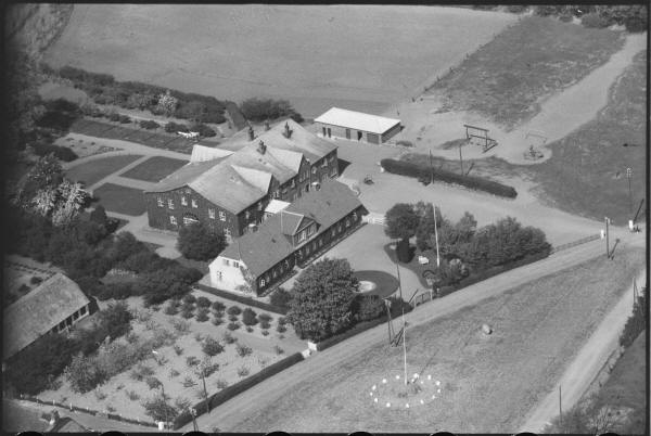 Luftfoto fra 1948 af brnehjemmet i Erlev med mindehjen