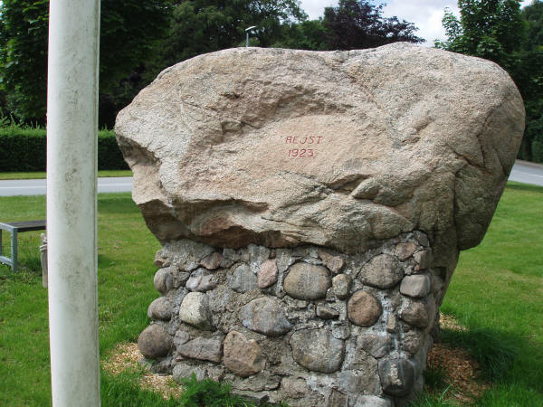 Bagsiden af genforeningsstenen i Gabøl, Haderslev kommune