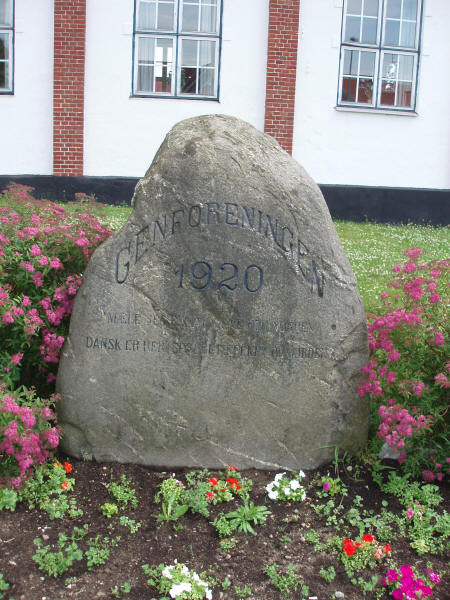 Genforeningssten i Genner by, Øster Løgum sogn, Aabenraa kommune Genforeningssten i Genner by, Øster Løgum sogn, Aabenraa kommune