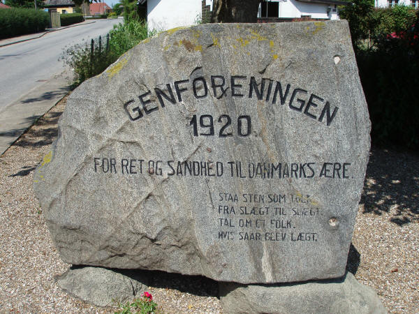 Genforeningssten i Mjels by, Oksbøl sogn, Sønderborg kommune Genforeningssten i Mjels by, Oksbøl sogn, Sønderborg kommune