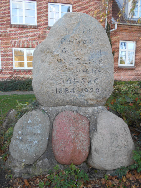 Genforeningssten foran Nordsjællands Efterskole, Valby sogn, 3200 Helsinge