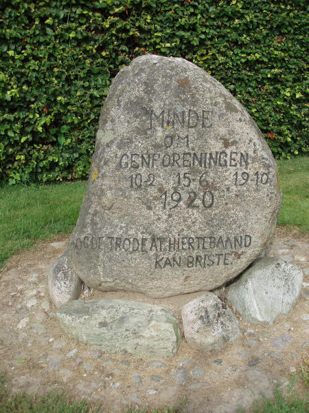 Genforeningssten i Ragebøl by, Dybbøl sogn, Sønderborg kommune Genforeningssten i Ragebøl by, Dybbøl sogn, Sønderborg kommune