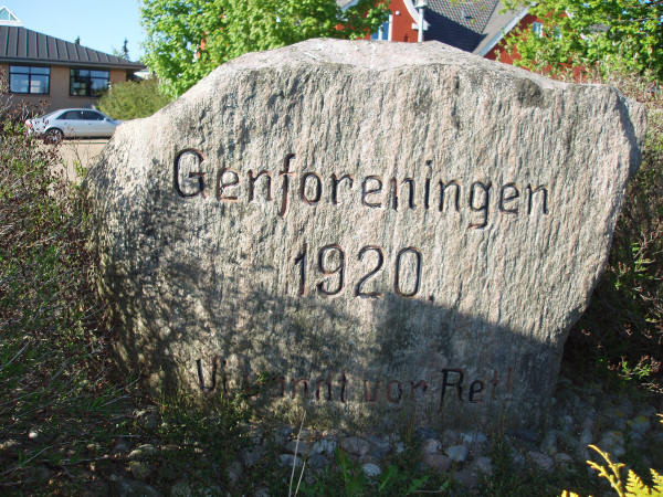 Genforeningssten i Sillerup by, Fjeldstrup sogn, Haderslev kommune Genforeningssten i Sillerup by, Fjeldstrup sogn, Haderslev kommune