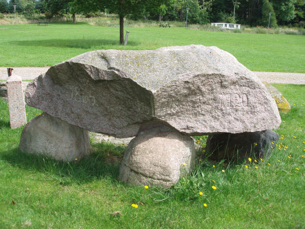 Bagsiden af genforeningsstenen i Skodborg Park, Vejen kommune