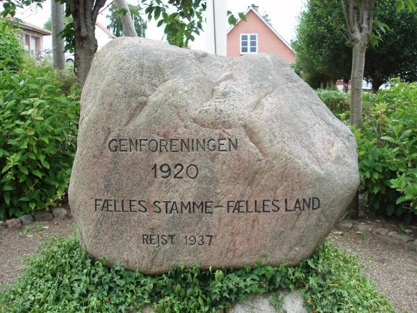 Genforeningssten i Skodsbøl by, Broager sogn, Sønderborg kommune Genforeningssten i Skodsbøl by, Broager sogn, Sønderborg kommune