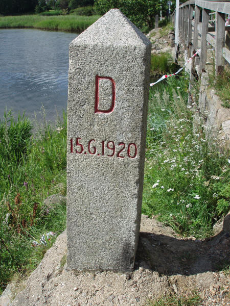 Genforeningssten ved grænseovergangen Skomagerhuset (Schusterkate), Bov sogn, Aabenraa kommune