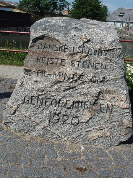 Genforeningssten i Skovby by, Lysabild sogn, Sønderborg kommune Genforeningssten i Skovby by, Lysabild sogn, Sønderborg kommune