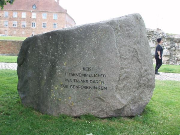 Bagsiden af genforeningsstenen ved Sønderborg Slot