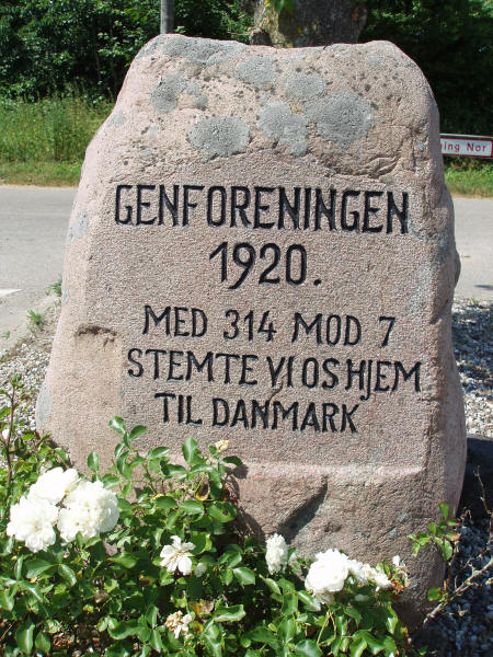 Genforeningssten i Stevning by, Svenstrup sogn, Sønderborg kommune Genforeningssten i Stevning by, Svenstrup sogn, Sønderborg kommune