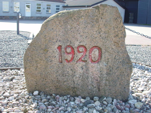 Genforeningssten i Strandelhjørn by, Bevtoft sogn, Haderslev kommune Genforeningssten i Strandelhjørn by, Bevtoft sogn, Haderslev kommune