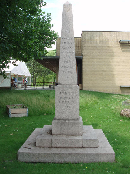 Sydsiden af obelisken i Testrup Højskoles have, Aarhus kommune