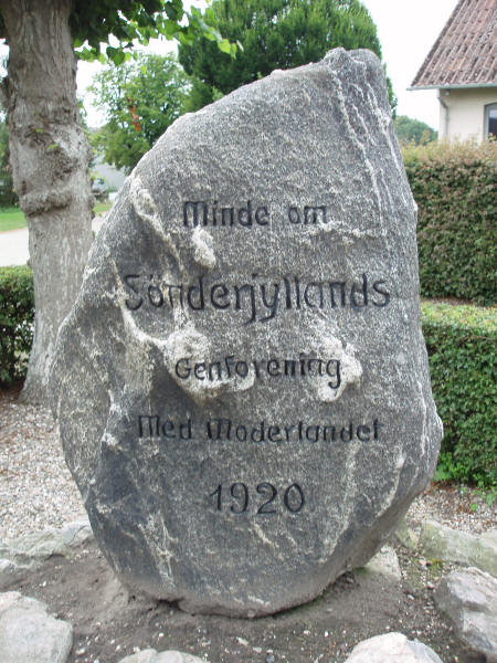 Genforeningssten i Tørresø by, Krogsbølle sogn, Nordfyn kommune Genforeningssten i Tørresø by, Krogsbølle sogn, Nordfyn kommune