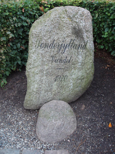 Genforeningssten i Trelde by, Vejlby sogn, Fredericia kommune Genforeningssten i Trelde by, Vejlby sogn, Fredericia kommune