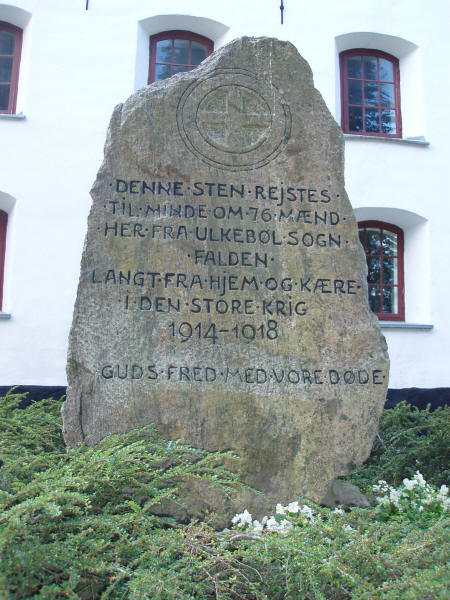 Bagsiden af mindet ved Ulkebøl kirke, Sønderborg slot