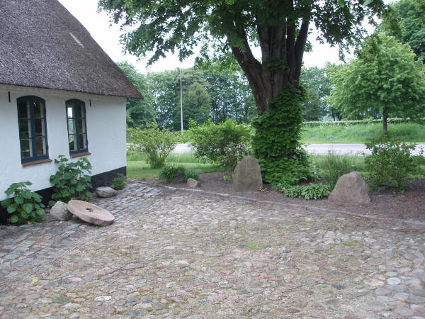 Mindesten ved museum Oldemorstoft, Padborg, Aabenraa kommune
